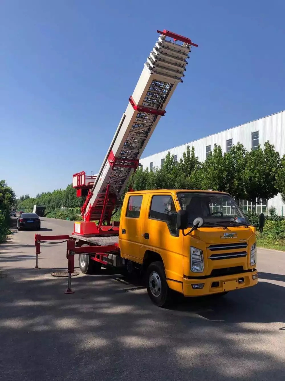 江陵附近的云梯车出租服务：轻松解决高空作业需求