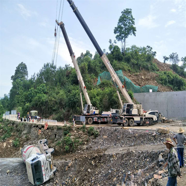 江陵汽车掉沟里叫吊车救援要多少钱